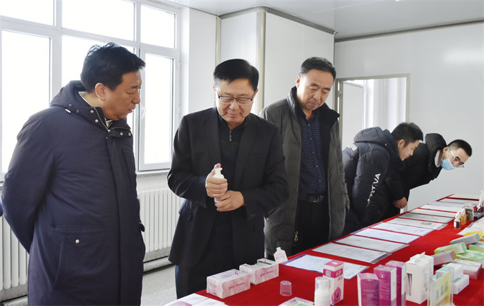 林萬君董事長為尚忠誠部長介紹產(chǎn)品情況.JPG
