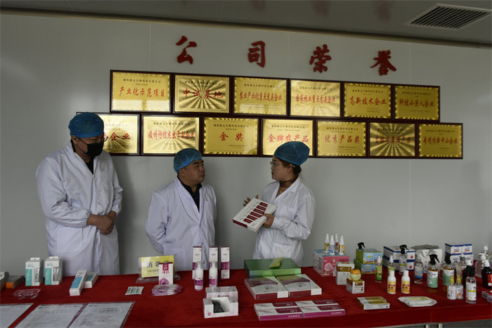鄭玲玲副董事長介紹公司產(chǎn)品情況.JPG