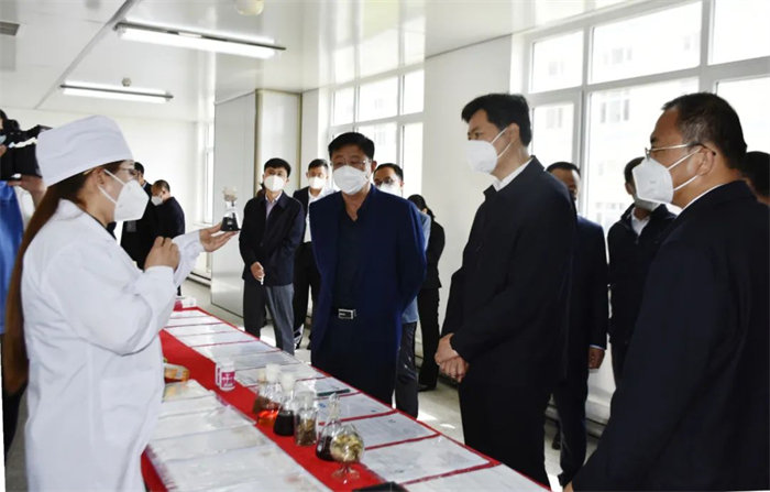 鄭玲玲副董事長(zhǎng)介紹公司產(chǎn)品專利研發(fā)創(chuàng)新情況.jpg